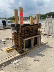 BATI-IDF chambre technique en béton armé coffrée en emprise ferroviaire, voies en arrière-plan — liaison CDG Express, secteur Mitry-Mory