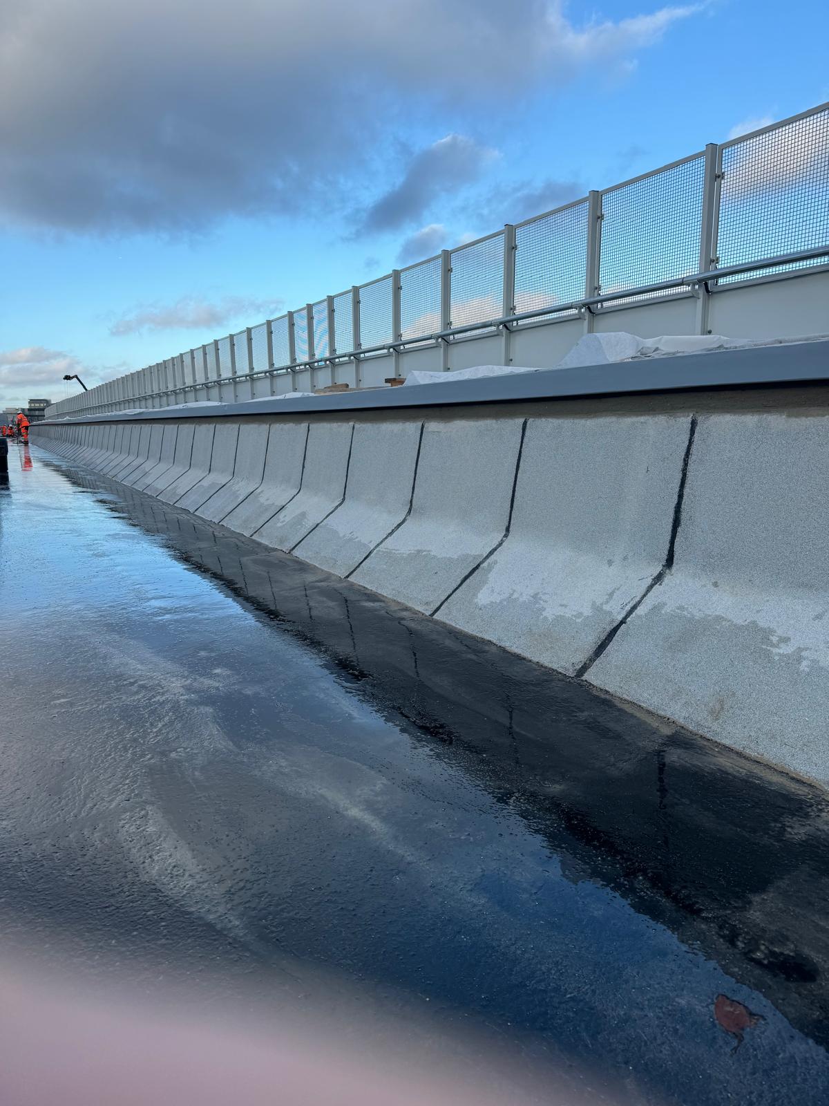 BATI-IDF vue d'ensemble du tablier fini, relevés d'étanchéité protégés au mortier — ouvrage d'art M4, CDG Express, Saint-Denis (93)