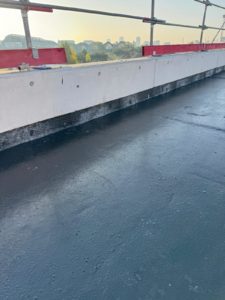 BATI-IDF tablier de l'ouvrage d'art M4 avec son étanchéité, relevé d'étanchéité et grillage en pied — CDG Express, Saint-Denis (93)