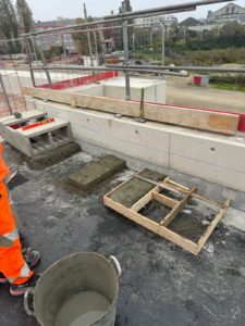 BATI-IDF coulage des plots de calage en mortier sur le tablier, support des caniveaux techniques — ouvrage d'art M4, CDG Express, Saint-Denis (93)