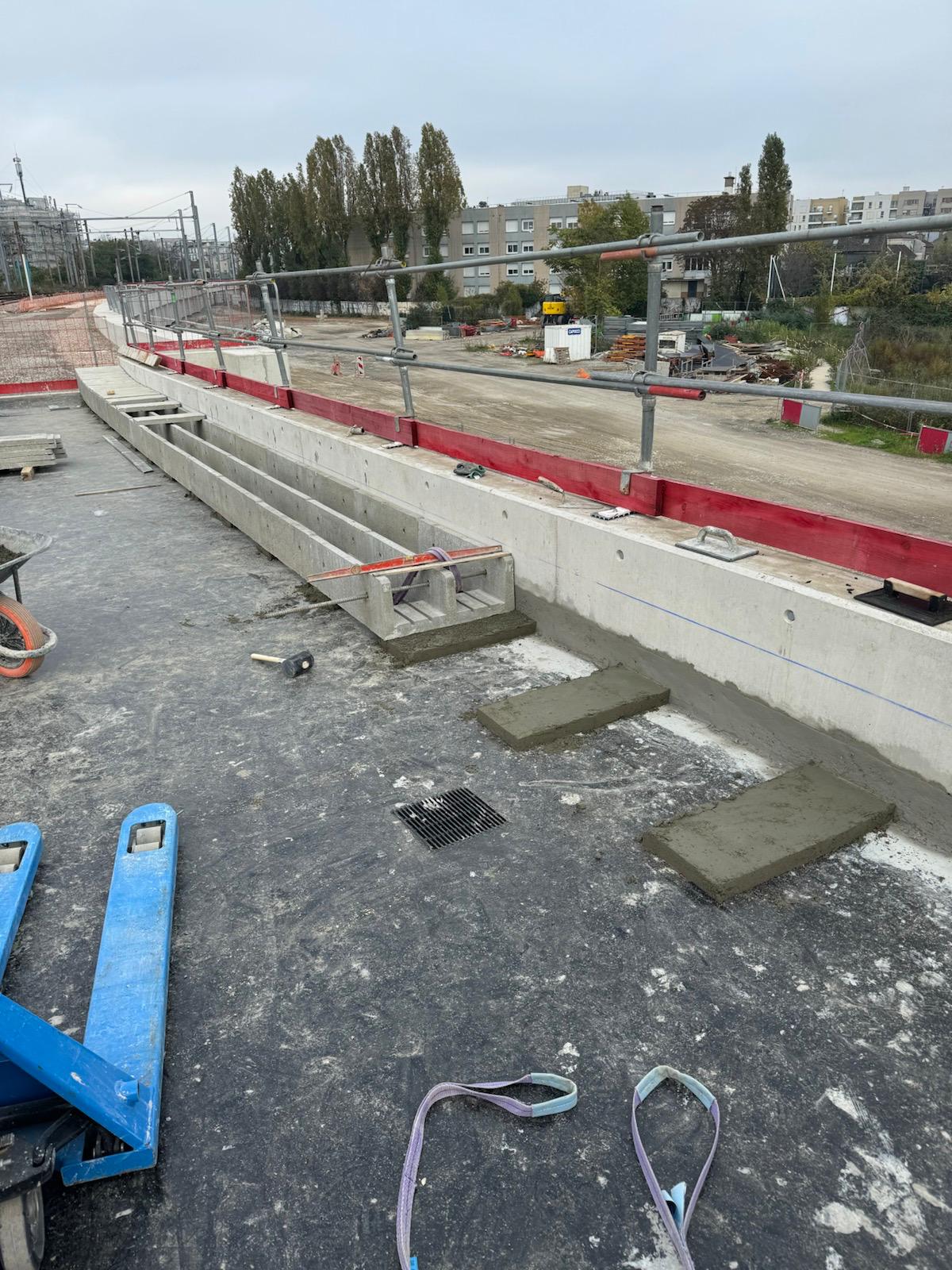 BATI-IDF plots de calage en mortier et éléments de caniveau technique en cours de pose sur le tablier — ouvrage d'art M4, CDG Express, Saint-Denis (93)
