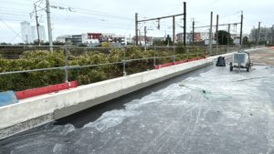 BATI-IDF caniveau technique préfabriqué posé le long du tablier de l'ouvrage d'art M4, au droit des voies ferrées — CDG Express, Saint-Denis (93)