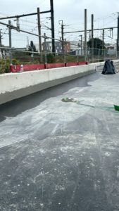 BATI-IDF protection au mortier du relevé d'étanchéité au pied du garde-corps, sur le tablier de l'ouvrage d'art M4 — CDG Express, Saint-Denis (93)