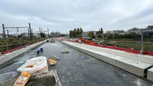 BATI-IDF vue d'ensemble des caniveaux techniques posés le long du tablier de l'ouvrage d'art M4 — CDG Express, Saint-Denis (93)