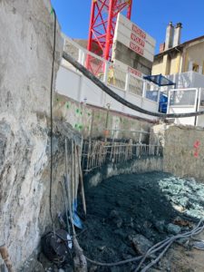 BATI-IDF vue d'ensemble de la fouille au droit du panneau de paroi moulée à reprendre — aciers en attente apparents, base de la grue à tour Wolff en arrière-plan. Puits OA 605 à Chelles.