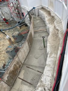 BATI-IDF vue plongeante du béton frais coulé entre la murette-guide reconstituée et la paroi moulée — reconstitution de l'arase et de la ceinture béton du panneau. Puits OA 605 à Chelles.