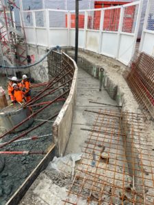 BATI-IDF équipe au coffrage cintré de la nouvelle arase, qui suit la courbure circulaire de la paroi moulée du puits. Puits OA 605, Ligne 16-3 du Grand Paris Express, Chelles.