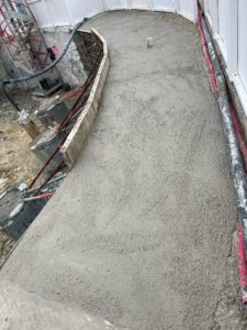 BATI-IDF vue finale de l'arase de paroi moulée reconstituée en béton frais lisse, sur toute la longueur du panneau — réparation achevée. Puits OA 605 à Chelles.