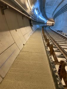 BATI-IDF trottoir de service achevé dans le tunnel de la Ligne 15 du Grand Paris Express, le long de la voie — Vitry-sur-Seine (94)