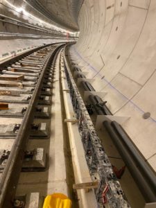 BATI-IDF coffrage du trottoir de service le long de la voie ferrée dans le tunnel de la Ligne 15 du Grand Paris Express — Vitry-sur-Seine (94)