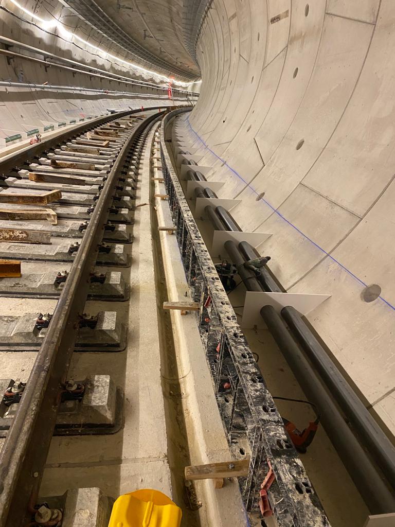BATI-IDF coffrage du trottoir de service le long de la voie ferrée dans le tunnel de la Ligne 15 du Grand Paris Express — Vitry-sur-Seine (94)