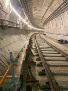 BATI-IDF vue d'ensemble du tunnel de la Ligne 15 du Grand Paris Express, voie ferrée et trottoir de service en cours — Vitry-sur-Seine (94)
