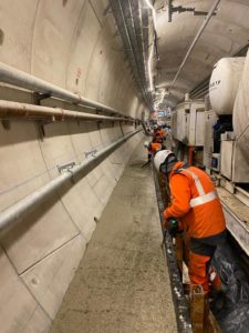 BATI-IDF coffrage du trottoir de tunnel avec train de travaux ETF dans le tunnel de la Ligne 15 du Grand Paris Express — Vitry-sur-Seine (94)
