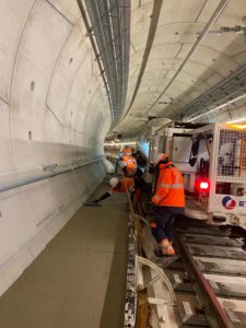 BATI-IDF bétonnage du trottoir de tunnel en cours, béton acheminé par train-toupie — Ligne 15 du Grand Paris Express, Vitry-sur-Seine (94)