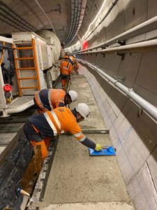 BATI-IDF finition du trottoir de service en béton par l'équipe dans le tunnel de la Ligne 15 du Grand Paris Express — Vitry-sur-Seine (94)