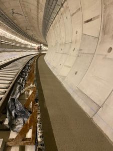 BATI-IDF trottoir de service en béton fraîchement coulé dans la courbe du tunnel de la Ligne 15 du Grand Paris Express — Vitry-sur-Seine (94)
