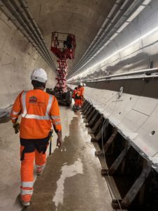 BATI-IDF équipe au coffrage du trottoir de service le long du mur du tunnel — Ligne 15 du Grand Paris Express, Vitry-sur-Seine (94)