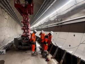 BATI-IDF équipe au coffrage du trottoir de tunnel avec nacelle — Ligne 15 du Grand Paris Express, Vitry-sur-Seine (94)