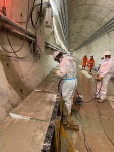 BATI-IDF bétonnage et finition du trottoir de service dans le tunnel — Ligne 15 du Grand Paris Express, Vitry-sur-Seine (94)