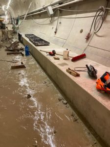BATI-IDF trottoir de service décoffré dans le tunnel — Ligne 15 du Grand Paris Express, Vitry-sur-Seine (94)