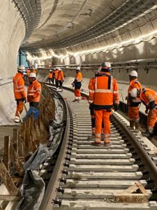 BATI-IDF équipe au travail le long de la voie ferrée dans le tunnel — trottoirs de service, Ligne 15 du Grand Paris Express, Vitry-sur-Seine (94)