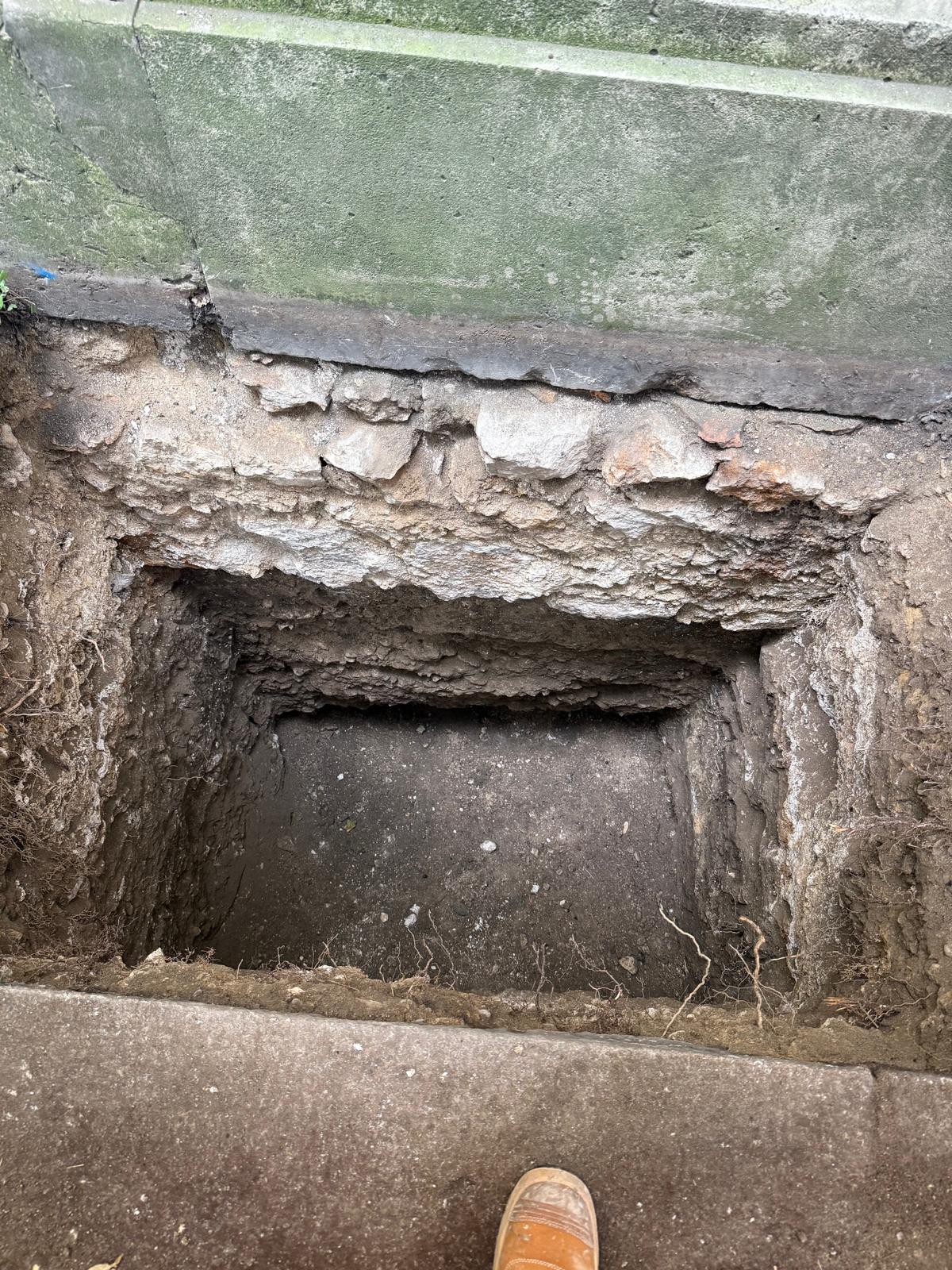 BATI-IDF fouille blindée ouvrant sur la fondation en pierre de la Galerie de Minéralogie du Muséum — reconnaissance des fondations, monument du XIXe siècle, Paris 5e