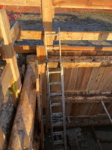 Blindage traditionnel planches métro 30 mm et rondins bois — Fouille blindée déversoir Grand Canal Château de Fontainebleau (BATI-IDF, BOTTE Fondations)