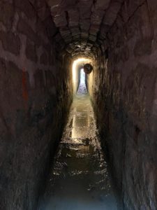 Curage de la galerie technique en cours — Évacuation des coulis en milieu confiné, galerie 70 cm × 1 m, Château de Fontainebleau (BATI-IDF)