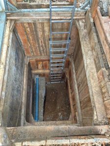 Blindage traditionnel planches métro 30 mm et rondins bois — Fouille blindée déversoir Grand Canal Château de Fontainebleau (BATI-IDF, BOTTE Fondations)