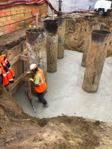 BATI-IDF têtes de pieux et béton de propreté en fond de fouille — génie civil de la passerelle de la gare d'Us (95)