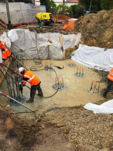 BATI-IDF pieux récépés avec armatures en attente pour le liaisonnement aux massifs de fondation — passerelle de la gare d'Us (95)
