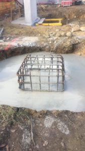 BATI-IDF cage d'armatures d'un massif de fondation sur béton de propreté — génie civil de la passerelle de la gare d'Us (95)