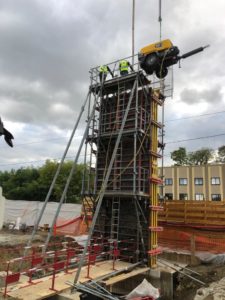 BATI-IDF coffrage de grande hauteur d'un voile matricé de la passerelle — génie civil de la gare d'Us (95)