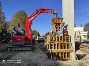 BATI-IDF bétonnage d'un massif à la benne au droit des voies ferrées — génie civil de la passerelle de la gare d'Us (95)
