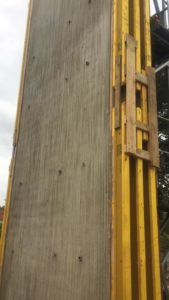 BATI-IDF parement en béton architectonique matricé décoffré d'un voile de la passerelle — gare d'Us (95)