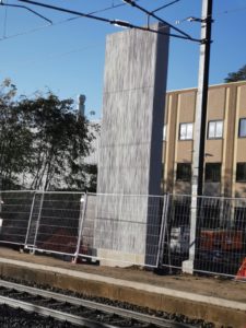BATI-IDF voile en béton architectonique matricé achevé, au droit des voies ferrées — passerelle de la gare d'Us (95)