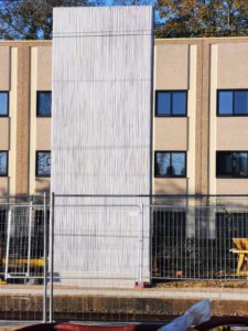 BATI-IDF voile en béton architectonique à parement matricé achevé — génie civil de la passerelle de la gare d'Us (95)