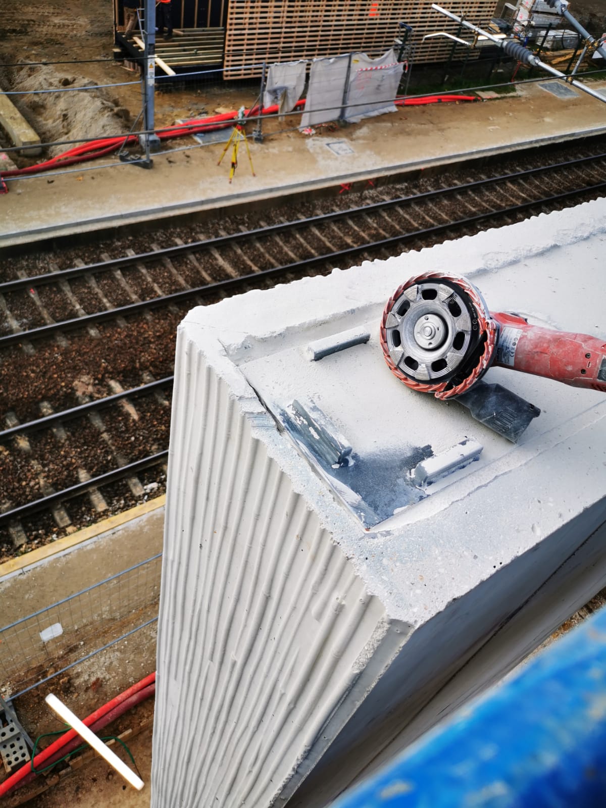 BATI-IDF ouvrage en béton armé achevé et remblaiement compacté — génie civil de la passerelle de la gare d'Us (95)