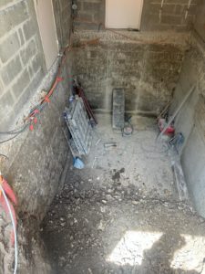 BATI-IDF sous-sol préparé avec le ferraillage en place avant coulage du futur radier en béton armé — chantier RSO + extension à Herblay-sur-Seine (95).