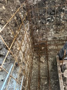 BATI-IDF cage d'armatures du voile et de la longrine en sous-œuvre, double rangée d'aciers HA et écarteurs, dans la fouille blindée — RSO maison Herblay-sur-Seine (95).