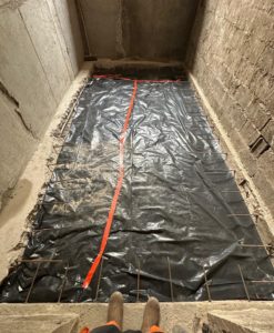 BATI-IDF film polyane étanche posé en fond et treillis ferraillé en place pour la préparation du radier béton armé de l'extension de sous-sol — Herblay-sur-Seine (95).