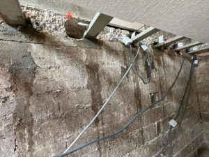 BATI-IDF appui des poutrelles béton du plancher dans le mur en béton existant, treillis vertical des poutrelles visible — chantier RSO + extension à Herblay-sur-Seine (95).