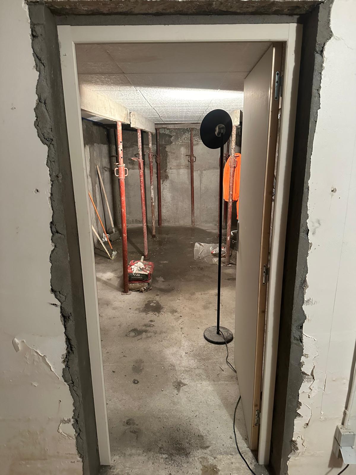 BATI-IDF nouvelle ouverture créée dans le mur du sous-sol existant avec pose d'une porte, donnant accès à l'extension de sous-sol nouvellement créée — Herblay-sur-Seine (95).