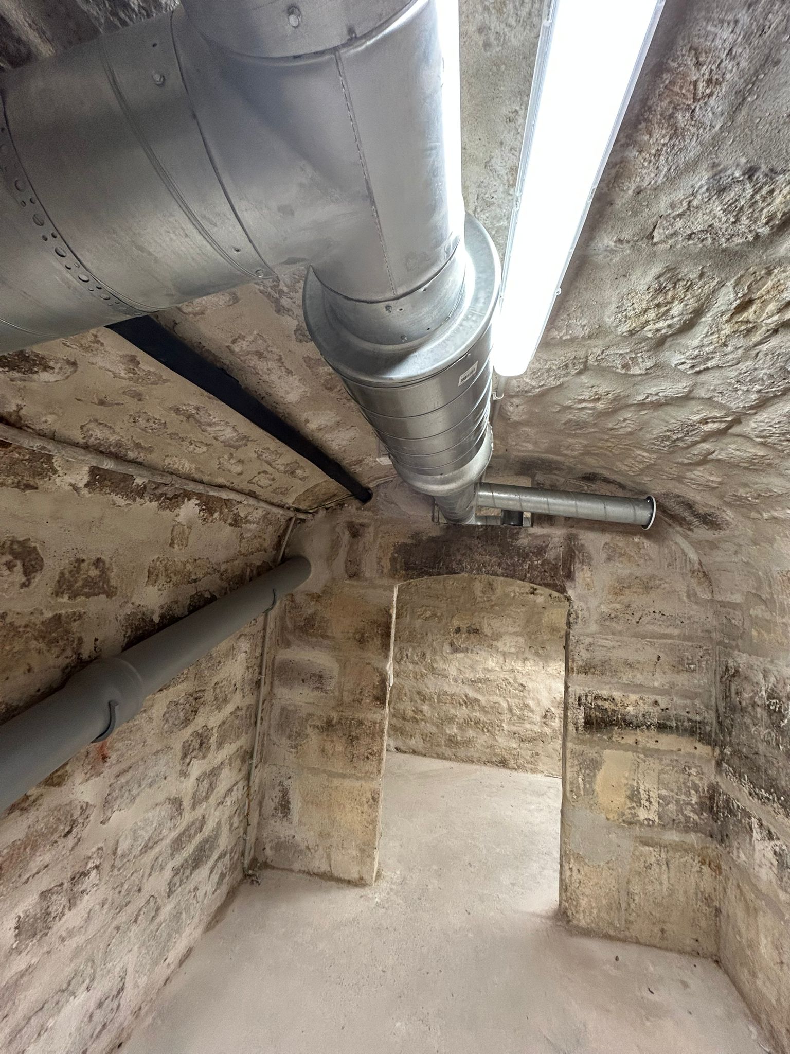 Mise en place système VMC pour ventilation des caves immeuble Rue Charlot Paris 3ème