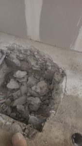 BATI-IDF excavation manuelle de la fosse de relevage en sous-sol de l'hôtel, terres et gravats coltinés à la main — Lampika Hôtel, Paris 14e.