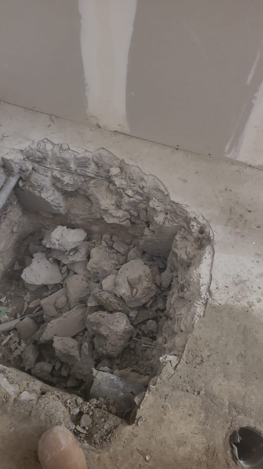 BATI-IDF excavation manuelle de la fosse de relevage en sous-sol de l'hôtel, terres et gravats coltinés à la main — Lampika Hôtel, Paris 14e.
