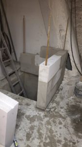 BATI-IDF mise en place des premiers blocs de béton cellulaire SYPOREX, en interface avec la fosse en béton armé déjà coulée — Lampika Hôtel, Paris 14e.
