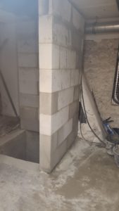 BATI-IDF montage de la gaine de monte-charge en blocs de béton cellulaire SYPOREX dans la trémie de l'ancien conduit de cheminée — Lampika Hôtel, Paris 14e.
