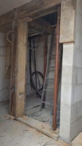 BATI-IDF étaiement provisoire en bois et étais métalliques pour la création d'une ouverture dans la structure existante — Lampika Hôtel, Paris 14e.