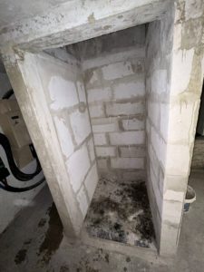 BATI-IDF gaine de monte-charge terminée en blocs SYPOREX, vue de face avec encadrement béton armé — Lampika Hôtel, Paris 14e.